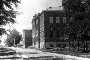 С днем рождения, город! 160 лет истории, буйнакск, вокзал, история,Памятник Аргутинскому, снесли в 20-х годах, Дагестанской Автономной Советской Социалистической Республики (ДАССР)! Столицу перенесли в Порт-Петровск Кинотеатр «Ударник», бывший Андреевский собор, снесли после землетрясения, Темир-Хан-Шура,